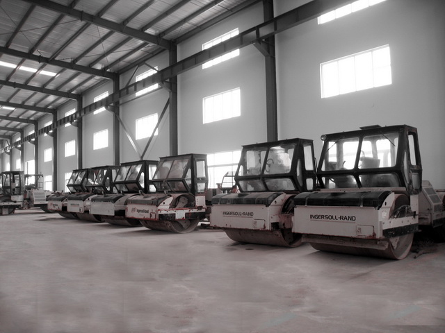 簡訊：機械公司自3月份開始，在德沃基地的維修車間，實施築路設備維修保養工作