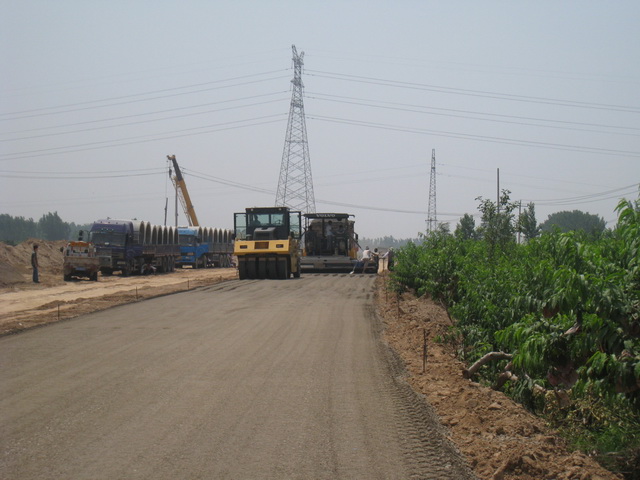 簡訊：機械公司陸續組織了攤鋪機、壓路機等機械設備和選派精幹力量，投入到了減河濱河路道路建設工程中